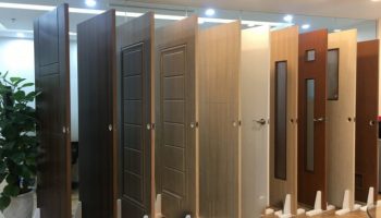 Nên dùng loại cửa nhà vệ sinh nào?