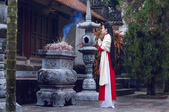 Hoa hậu Ngọc Anh thành kính đi lễ chùa